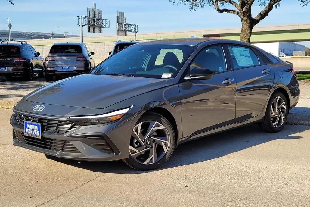 2025 Hyundai Elantra SEL Sport photo 1