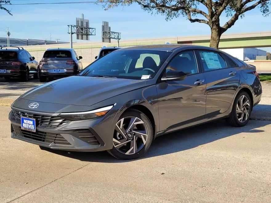 2025 Hyundai Elantra SEL Sport photo 1
