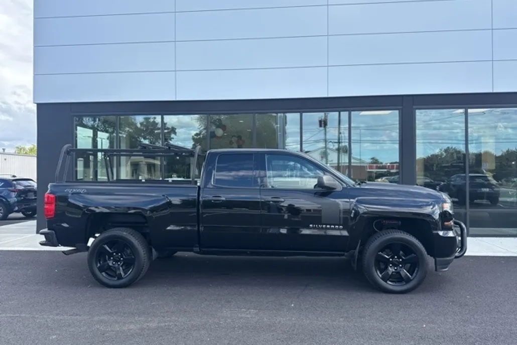 2017 Chevrolet Silverado 1500 Custom photo 1