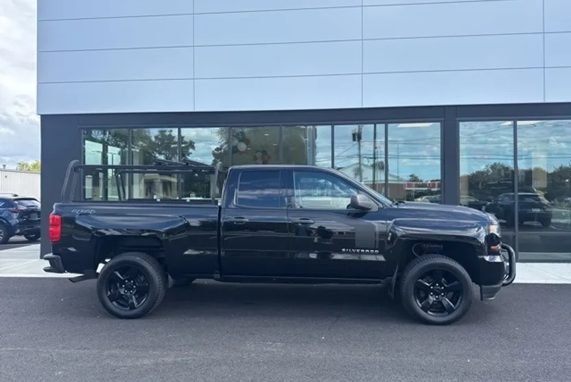 2017 Chevrolet Silverado 1500 Custom photo 1