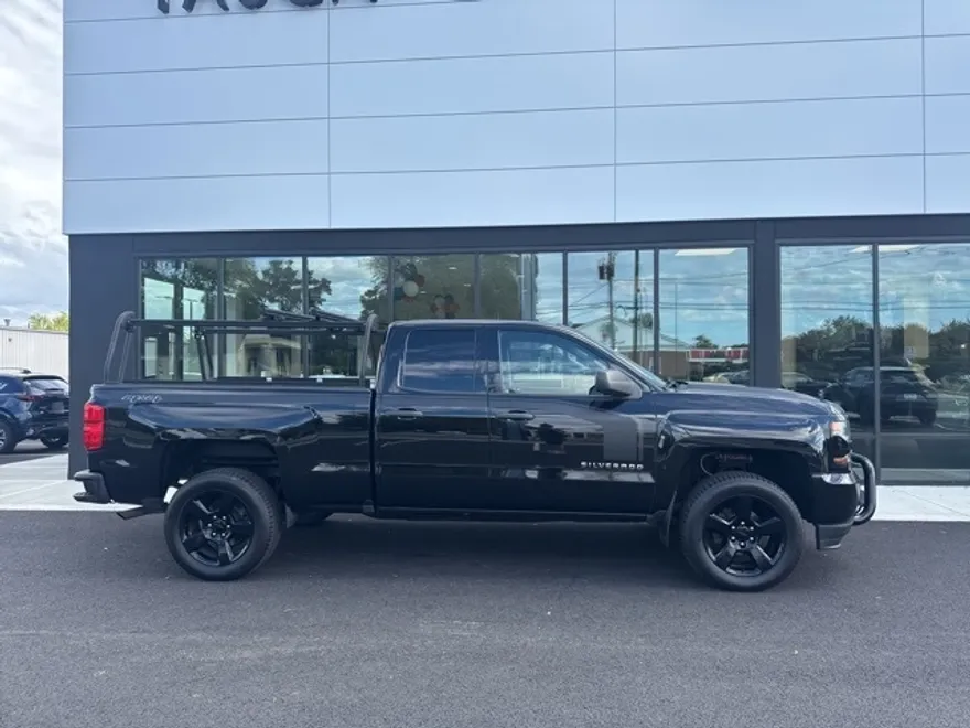 2017 Chevrolet Silverado 1500 Custom photo 1