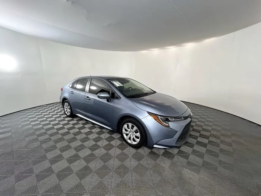2022 Toyota Corolla LE photo 1
