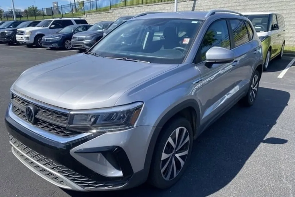 2022 Volkswagen Taos SE photo 1
