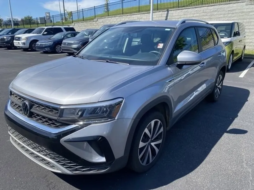 2022 Volkswagen Taos SE photo 1