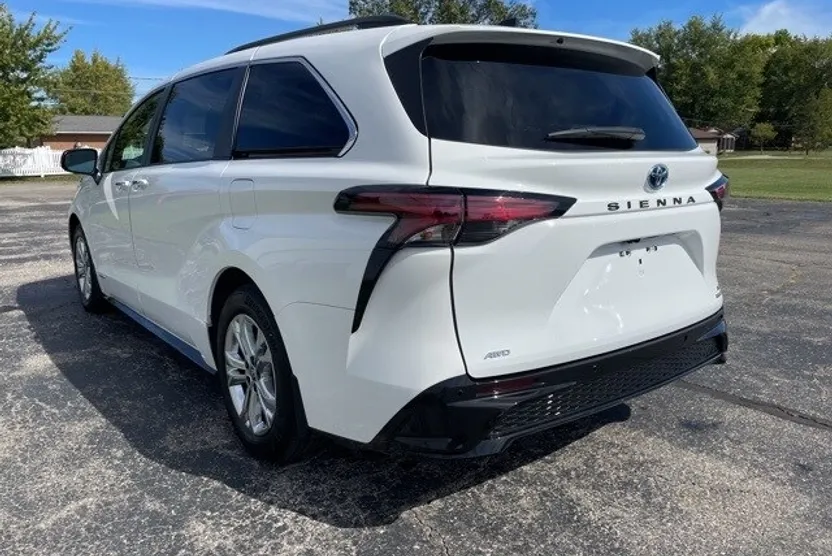 2021 Toyota Sienna XSE photo 1