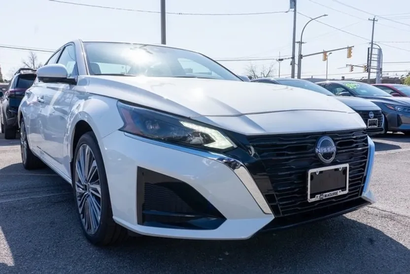 2025 Nissan Altima 2.5 SL photo 1