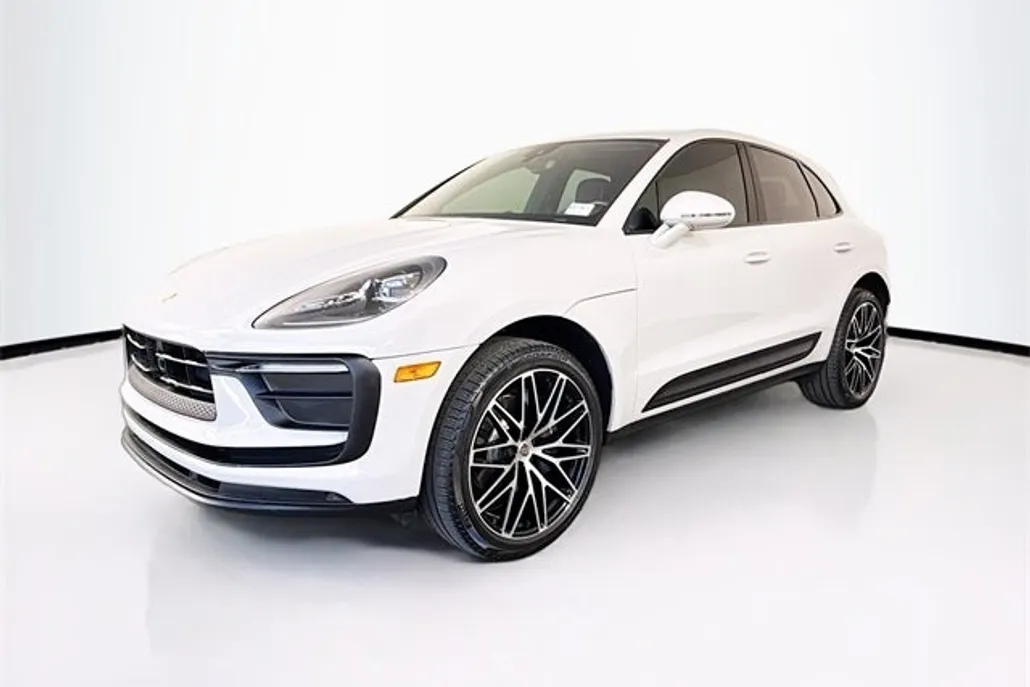 2024 Porsche Macan T photo 1