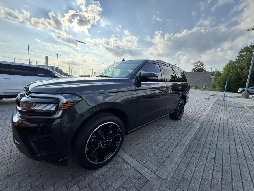 2022 Ford Expedition Limited photo 1