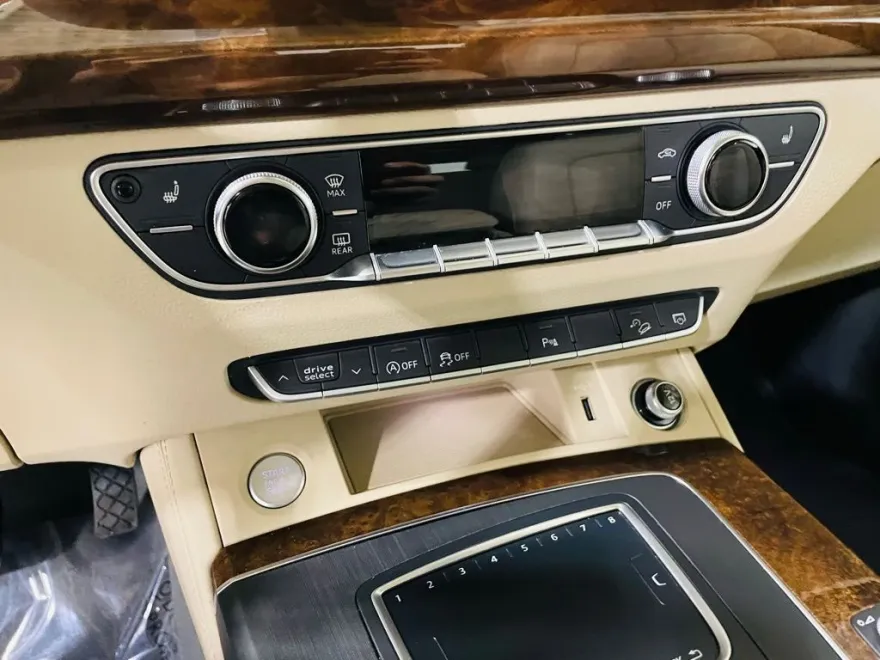 2020 Audi Q5 Premium Plus 45 TFSI S line photo 39