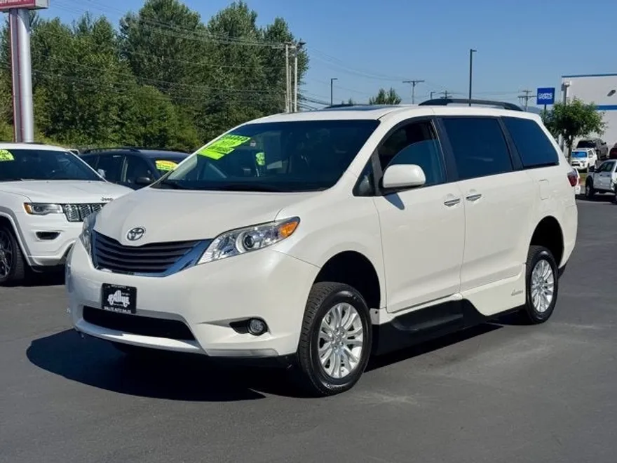 2016 Toyota Sienna XLE photo 1
