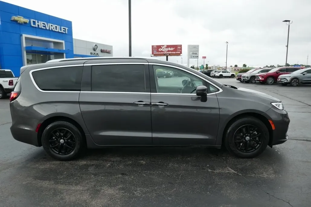2021 Chrysler Pacifica Touring L photo 1
