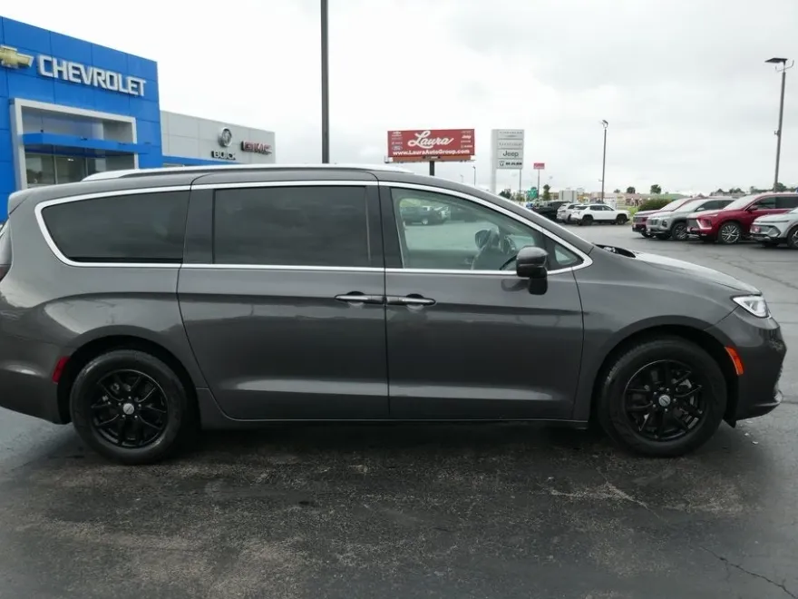 2021 Chrysler Pacifica Touring L photo 1