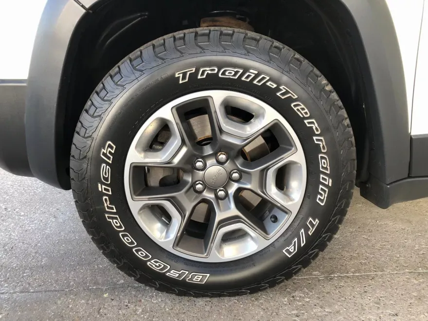2019 Jeep Cherokee Trailhawk photo 1