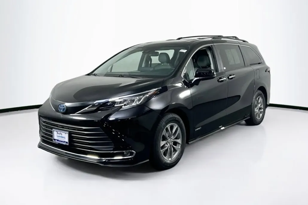 2021 Toyota Sienna XLE photo 1