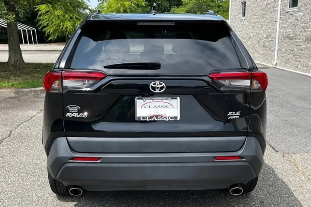 2021 Toyota RAV4 XLE photo 1