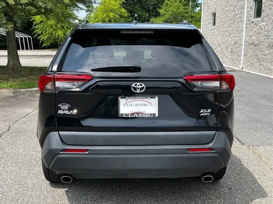 2021 Toyota RAV4 XLE photo 1