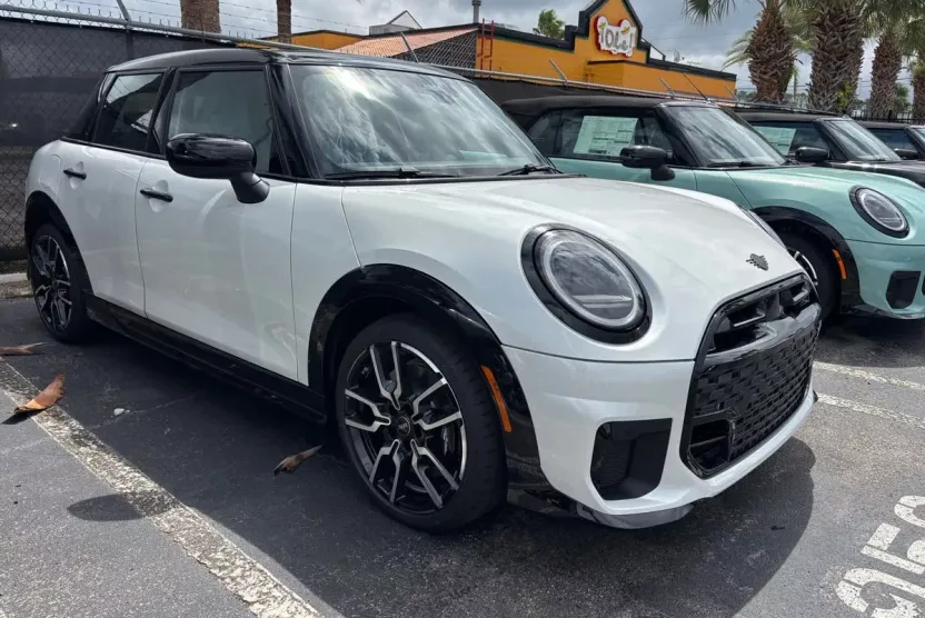 2026 Mini Cooper 4 Door Hardtop S Iconic photo 1