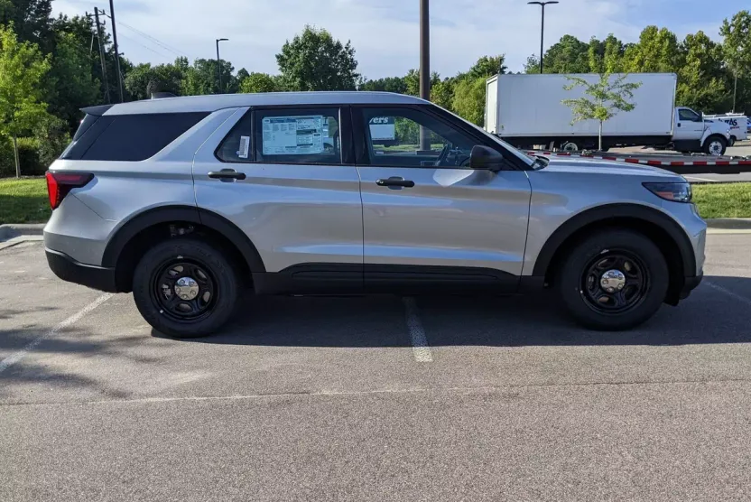 2025 Ford Explorer photo 1