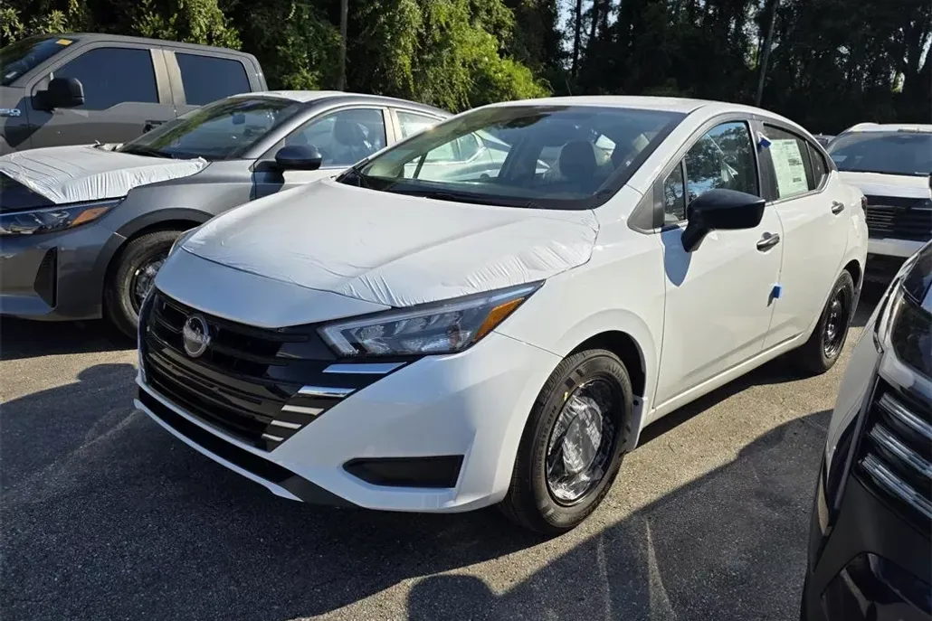 2025 Nissan Versa 1.6 S photo 1
