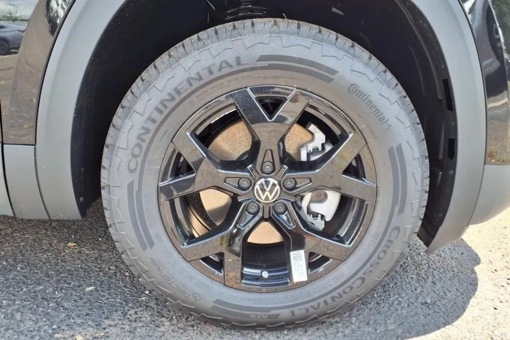 2025 Volkswagen Atlas SE Technology Peak Edition photo 1