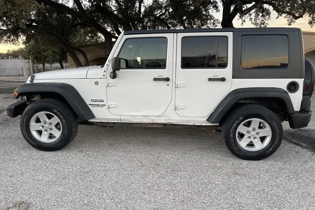 2010 Jeep Wrangler Unlimited Sport photo 1