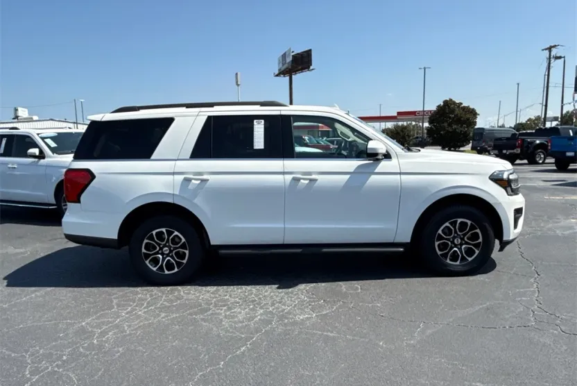 2023 Ford Expedition XLT photo 1