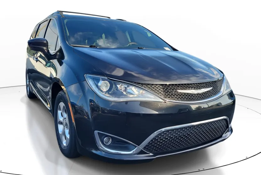 2017 Chrysler Pacifica Touring Plus photo 1
