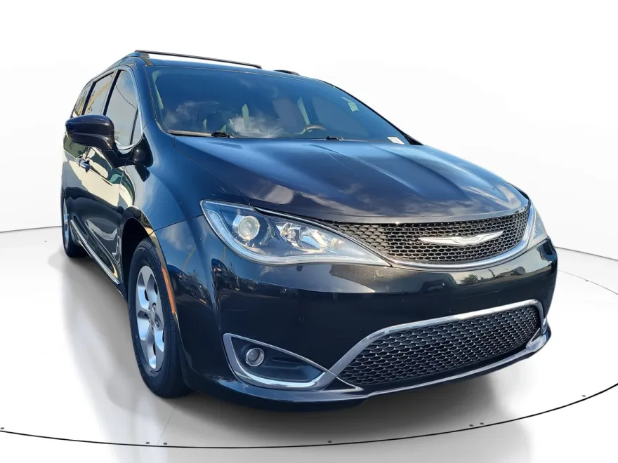 2017 Chrysler Pacifica Touring Plus photo 1
