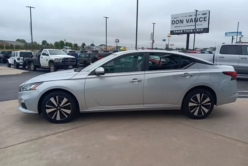 2022 Nissan Altima 2.5 SV photo 1