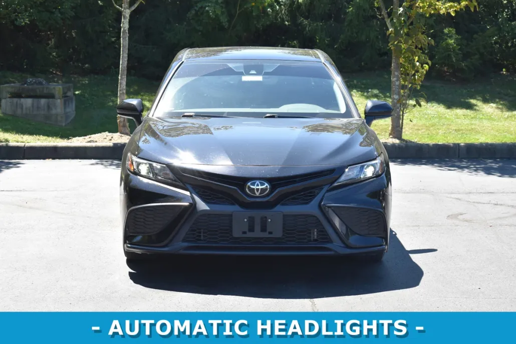 2021 Toyota Camry SE photo 1