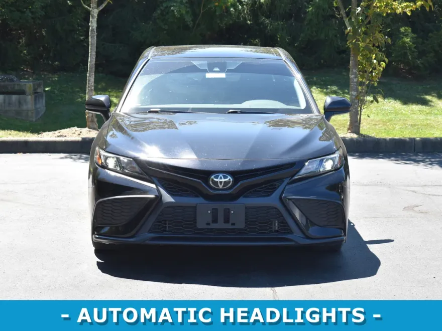2021 Toyota Camry SE photo 1