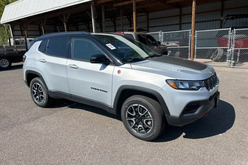 2024 Jeep Compass Trailhawk photo 1