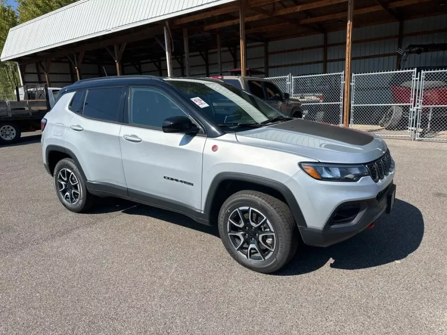 2024 Jeep Compass Trailhawk photo 1