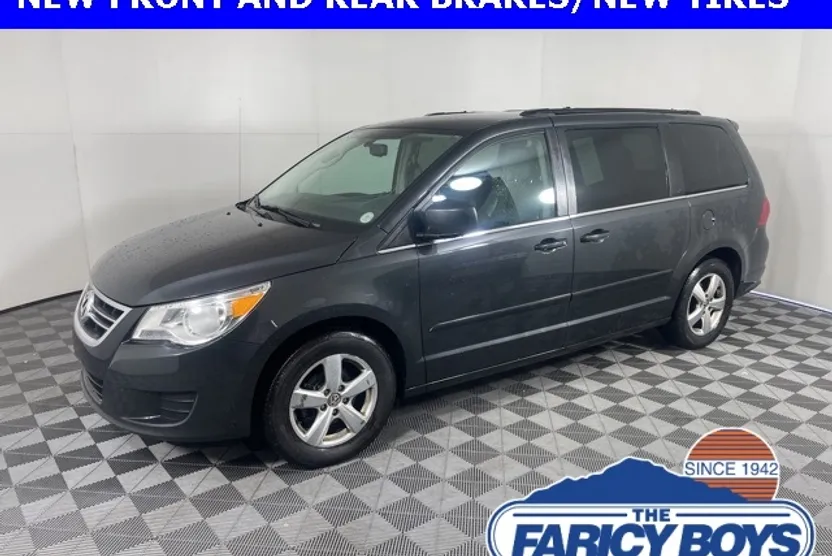 2011 Volkswagen Routan SE photo 1