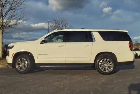 2025 Chevrolet Suburban LS photo 2