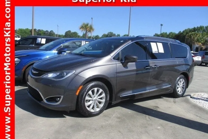 2018 Chrysler Pacifica Touring L photo 1
