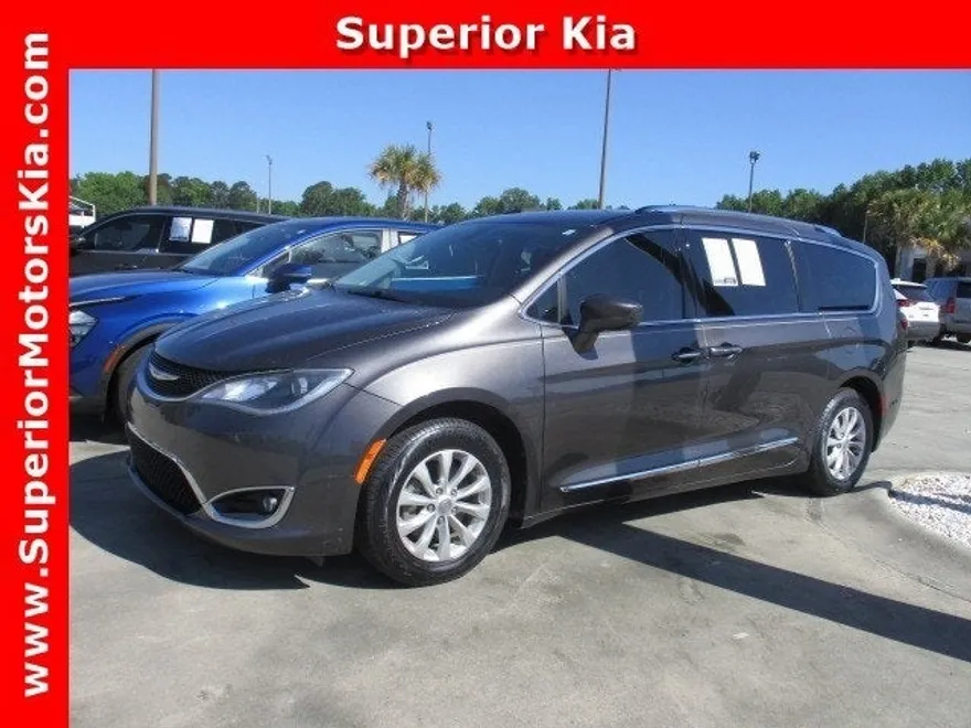 2018 Chrysler Pacifica Touring L photo 1