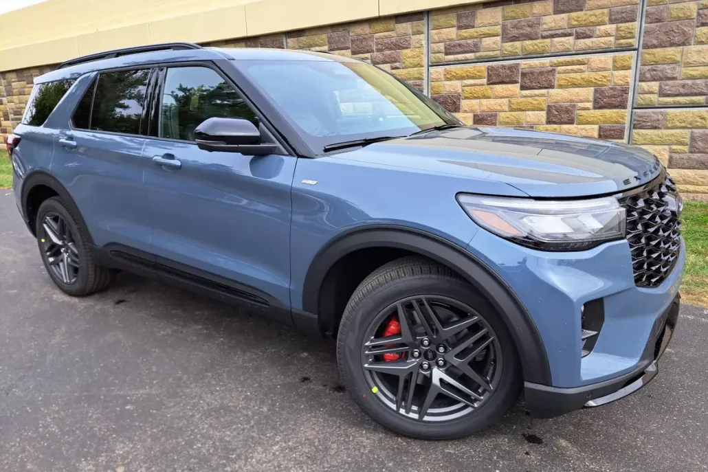 2026 Ford Explorer ST-Line photo 1
