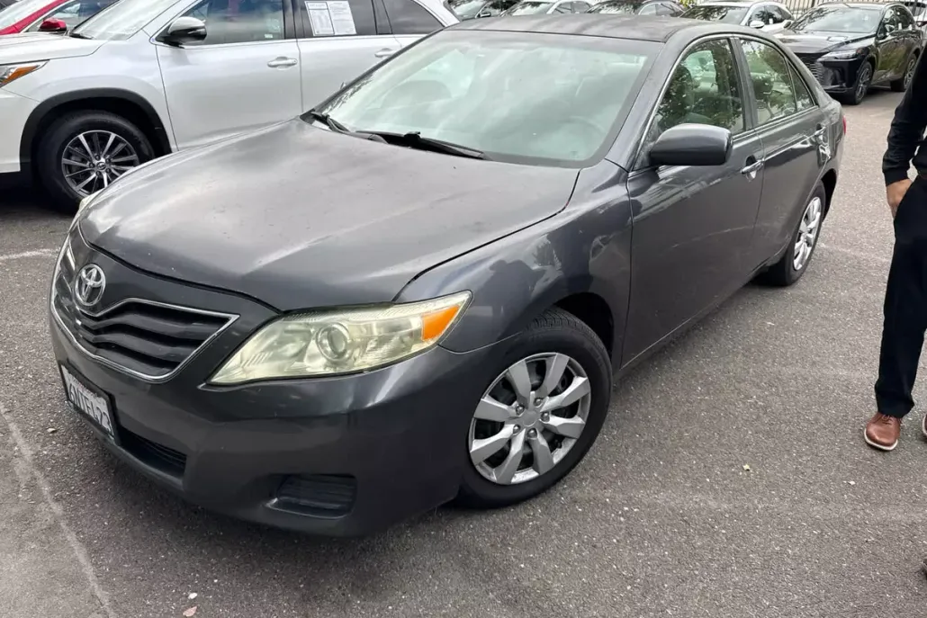 2011 Toyota Camry LE photo 1