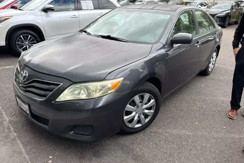 2011 Toyota Camry LE photo 1