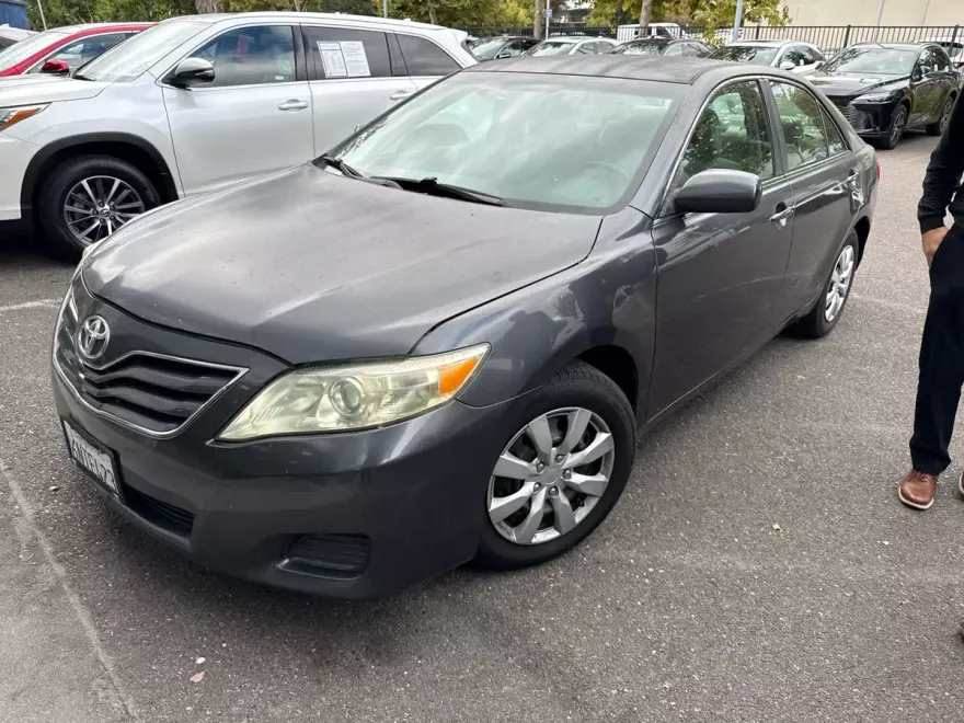 2011 Toyota Camry LE photo 1