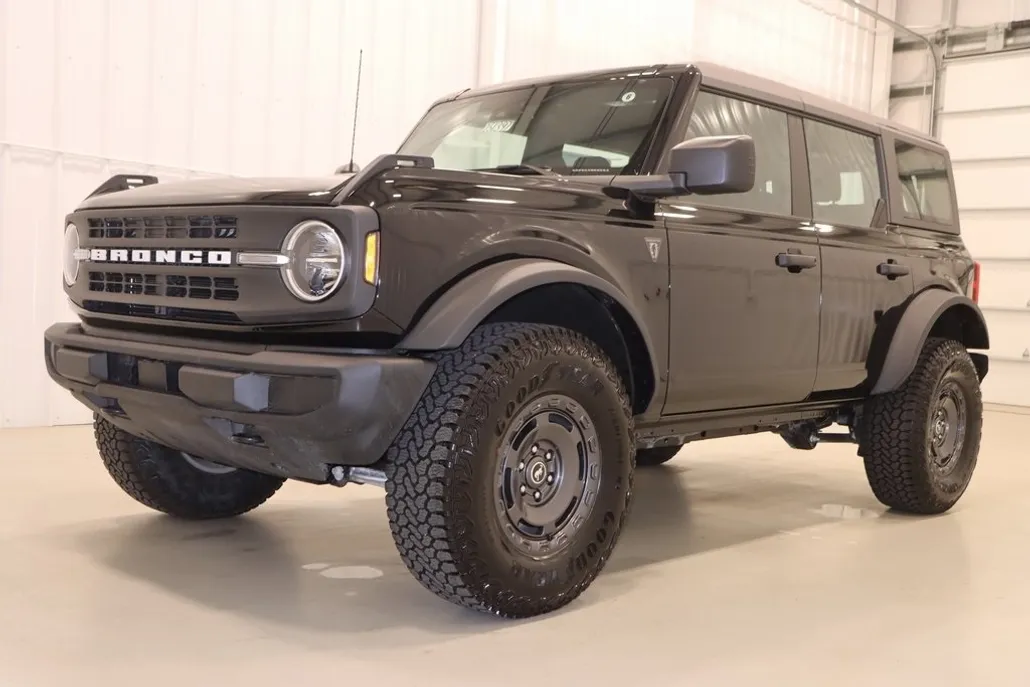 2025 Ford Bronco Base photo 1
