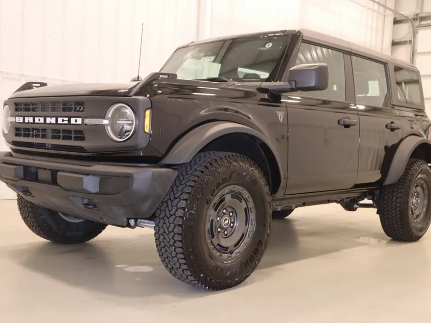 2025 Ford Bronco Base photo 1