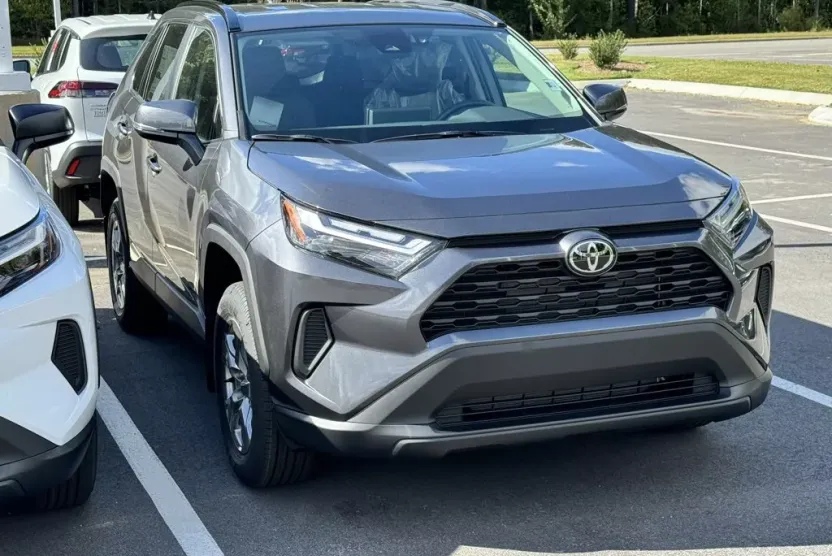 2025 Toyota RAV4 XLE photo 1