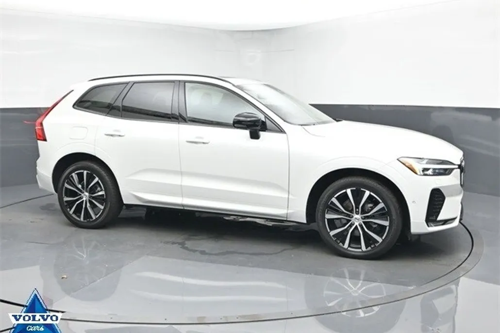 2023 Volvo XC60 B5 Plus photo 1