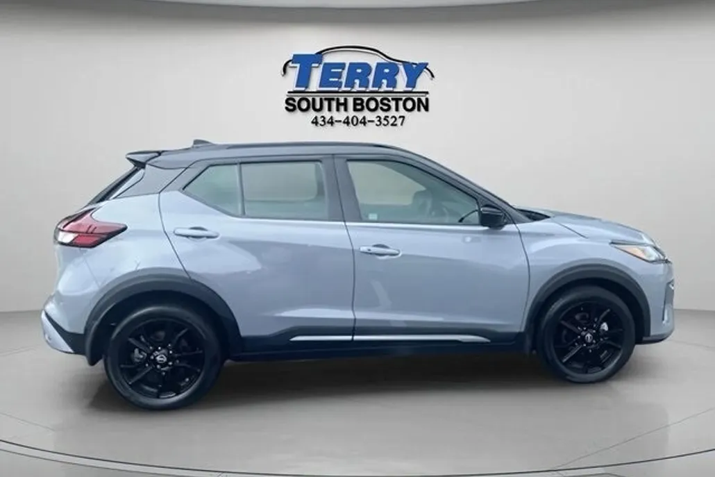 2023 Nissan Kicks SR photo 1