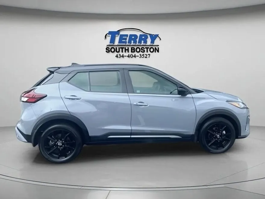 2023 Nissan Kicks SR photo 1