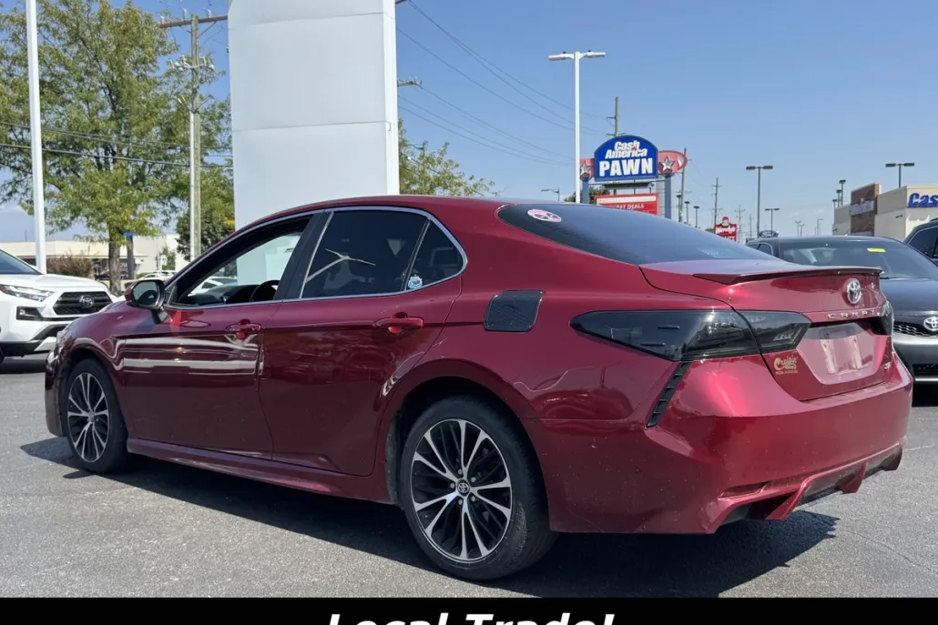 2018 Toyota Camry SE photo 1