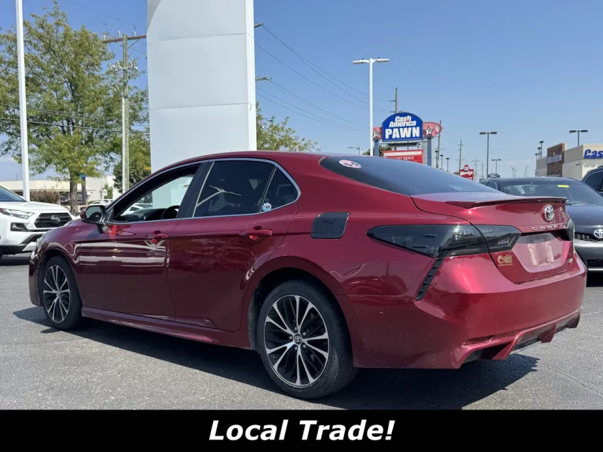 2018 Toyota Camry SE photo 1