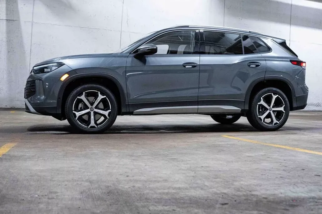 2025 Volkswagen Tiguan SE photo 1